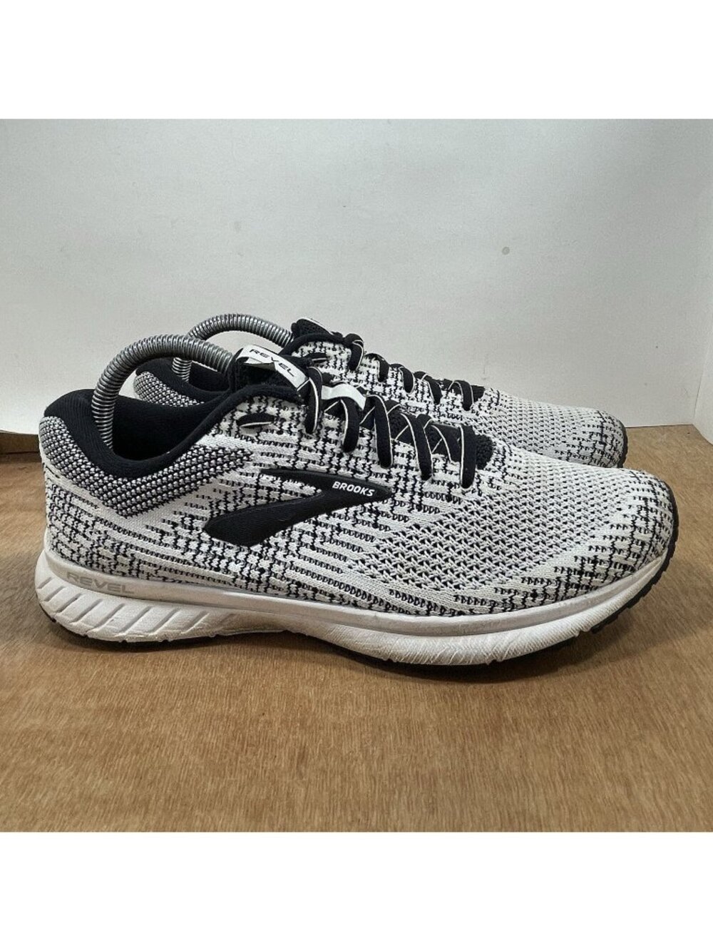 Brooks Revel 3 Women Size 9.5 White Black  Running Shoes Sneakers